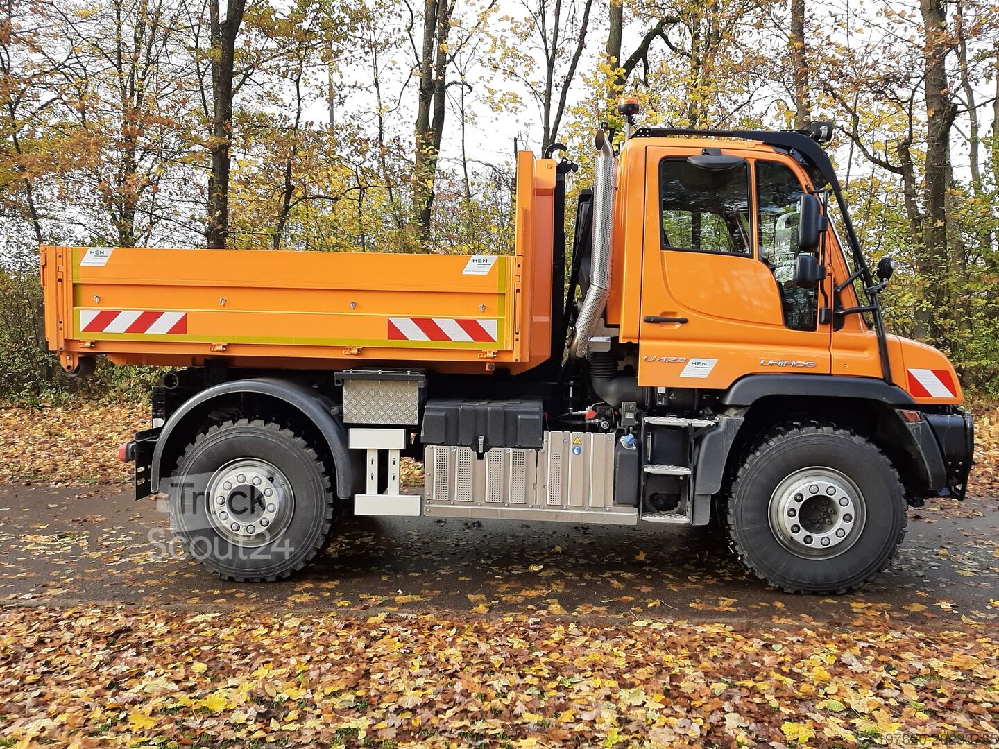 ⇒ Mercedes-Benz Unimog U423 mit Abrollsystem und Mulde