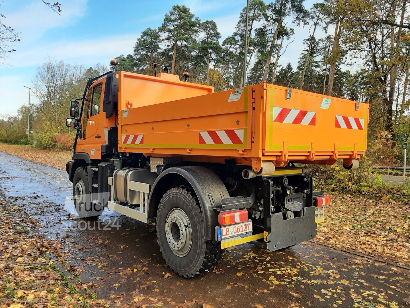 ⇒ Mercedes-Benz Unimog U423 mit Abrollsystem und Mulde