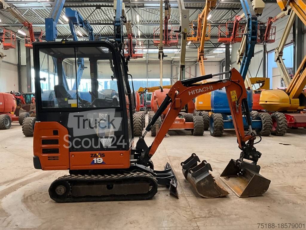 ち Czarne kozaki z elastyczną cholewką na niskim obcasie