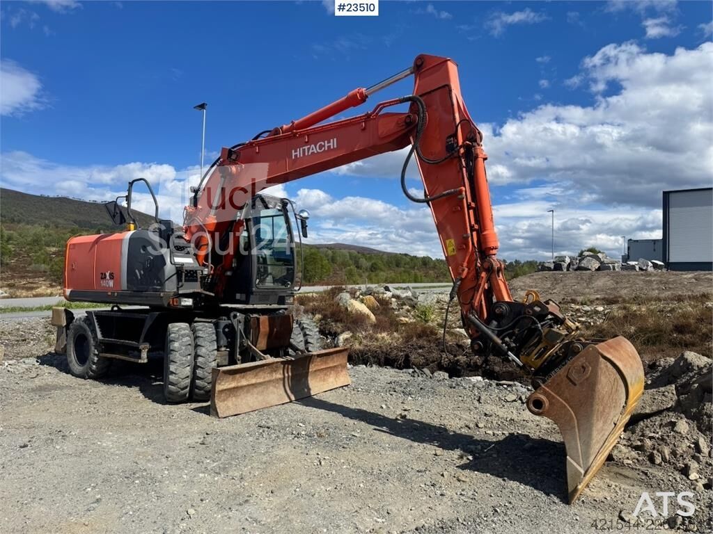 ⇒ Hitachi ZX140W-3 wheel excavator with Rototilt and grading