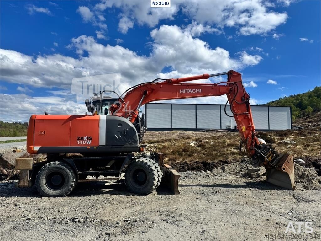 ⇒ Hitachi ZX140W-3 wheel excavator with Rototilt and grading
