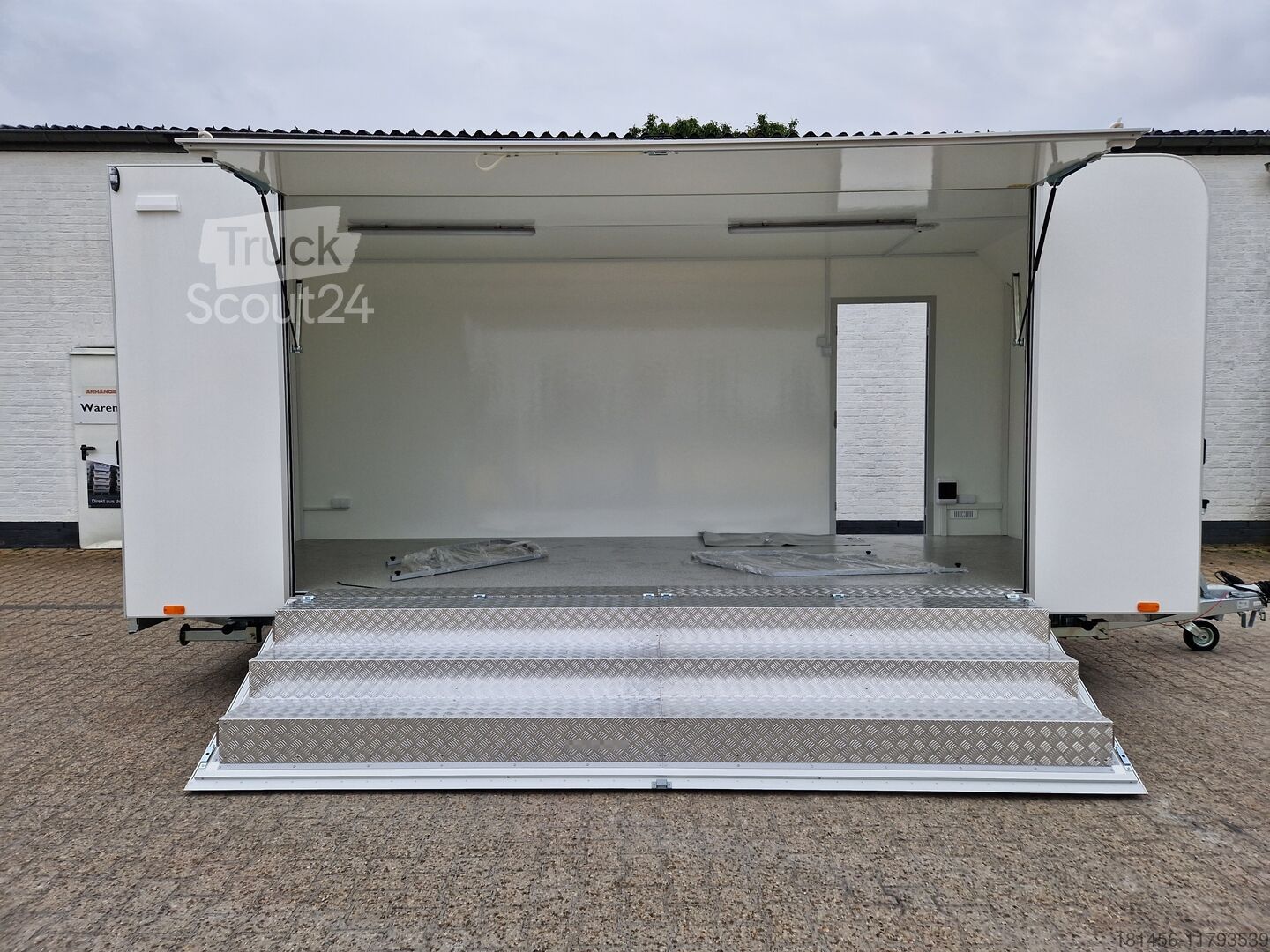 ▷ trailershop mobile Messe Event Bühne Kofferanhänger 550cm mit