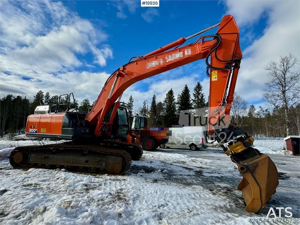 ⇒ Hitachi ZX300LC-6 Tracked excavator w/ 2 buckets, tilt and