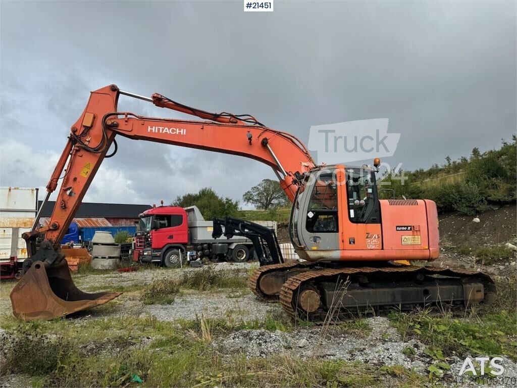 にこ ⇒ Hitachi ZX225US Tracked excavator w/ digging bucket