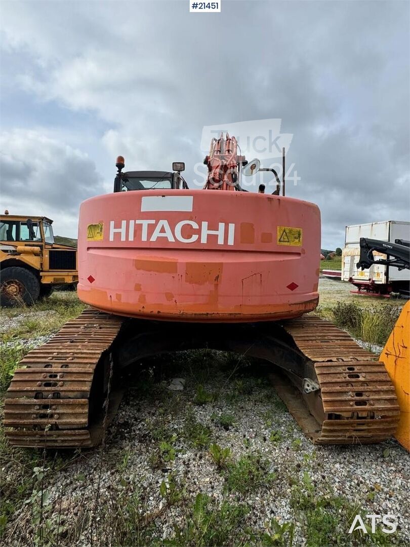 ⇒ Hitachi ZX225US Tracked excavator w/ digging bucket