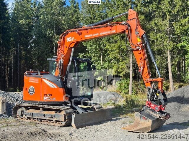 ⇒ Hitachi ZX95US-7 Excavator w/ Rototilt w/ grab – 2 buckets