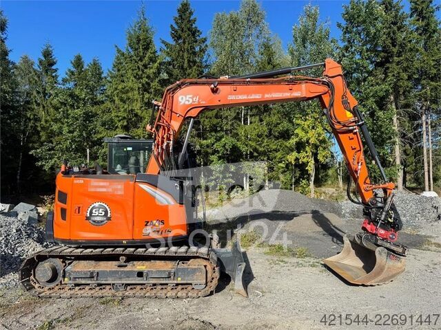 ⇒ Hitachi ZX95US-7 Excavator w/ Rototilt w/ grab – 2 buckets