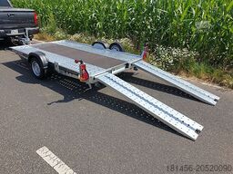 Brian James Trailers A2 Transporter Kleinwagen hinter Wohnmobil