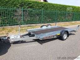 Brian James Trailers A2 Transporter Kleinwagen hinter Wohnmobil