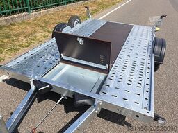 Brian James Trailers A2 Transporter Kleinwagen hinter Wohnmobil