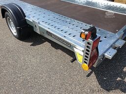 Brian James Trailers A2 Transporter Kleinwagen hinter Wohnmobil