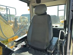 Komatsu HB215LC-3