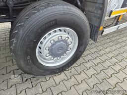 Mercedes-Benz Axor 1833 / 4X4 / SERVICED! / HOOK HYVALIFT