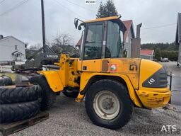 Volvo L45 wheel loader with bucket, pallet forks, foldin