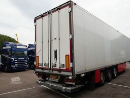 Schmitz Cargobull 3 AXLE FRIGO TRAILER WITH CARRIER VECTOR 1950