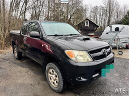 Toyota Hilux 4x4 van – 2 sets of tires!