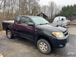 Toyota Hilux 4x4 van – 2 sets of tires!