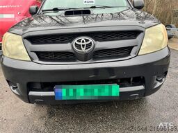 Toyota Hilux 4x4 van – 2 sets of tires!