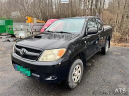 Toyota Hilux 4x4 van – 2 sets of tires!