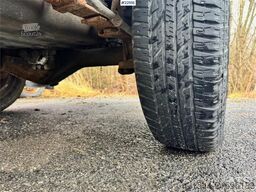 Toyota Hilux 4x4 van – 2 sets of tires!