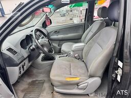 Toyota Hilux 4x4 van – 2 sets of tires!