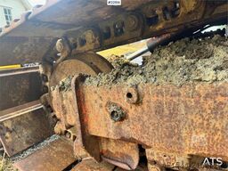 Schaeff HR26 crawler excavator with 2 buckets.