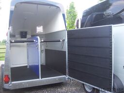 Humbaur Xanthos + dreh und schwenkbare Klappe