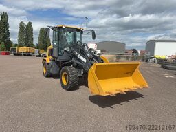 XCMG XC916E with bucket and forks