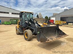 XCMG XC916E with bucket and forks