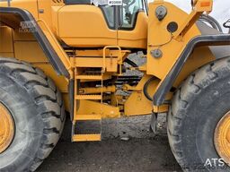 Volvo L180F Wheel loader with bucket