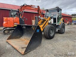 Liebherr L506C Wheel Loader w/ Bucket and Pallet Forks. 845