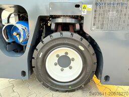 Combilift C4000CB TRIPLEX 5200MM FREE-LIFT TOP 1