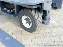 Combilift C8000 GAS TRIPLEX 8300 WIDE POSITIONER