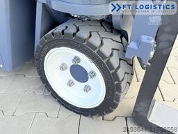 Combilift CB2500 GAS TRIPLEX 4900 FORK POSITIONER