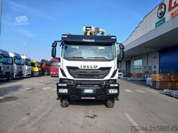 Iveco 450 8X4 CON BETONIERA CIFA