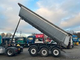 SCHMITZ CARGOBULL Kippauflieger mit 3 Achsen und Liftachse