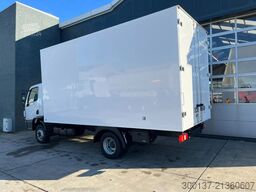 Mercedes-Benz Accelo 915 4x2 Closed Cargo Truck