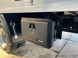 Mercedes-Benz Accelo 915 4x2 Closed Cargo Truck