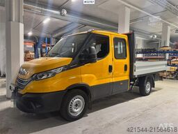 Iveco 35S18 flatbed truck with crane – 2 sets of tires –