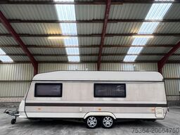 HOBBY 580 Wohnwagen Festbett + Rundsitzgruppe