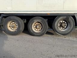 Krone 3 ass geisoleerde  oplegger met laadklep