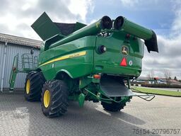 John Deere S690