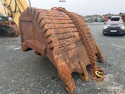 Caterpillar 365C excavator with tooth bucket