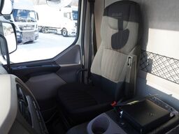 DAF LF 12.210 18-pallet container with tail