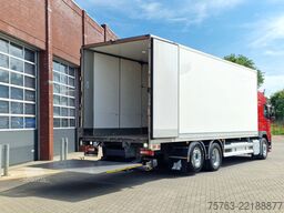 Volvo FM 370 Globetrotter 6x2*4 - Box with sidedoors ...