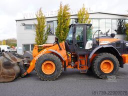 Hitachi ZW220 articulated loader / 2 buckets