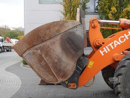 Hitachi ZW220 articulated loader / 2 buckets