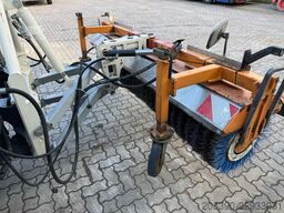 UNIMOG U400 mit Breining U2000 Bitumenspritze + Besen