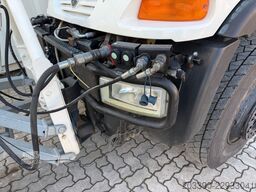 Unimog U400 mit Bitumspritze Breining + Besen