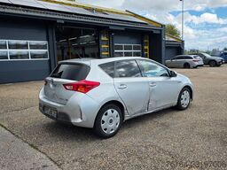 TOYOTA Auris Hybrid Life+